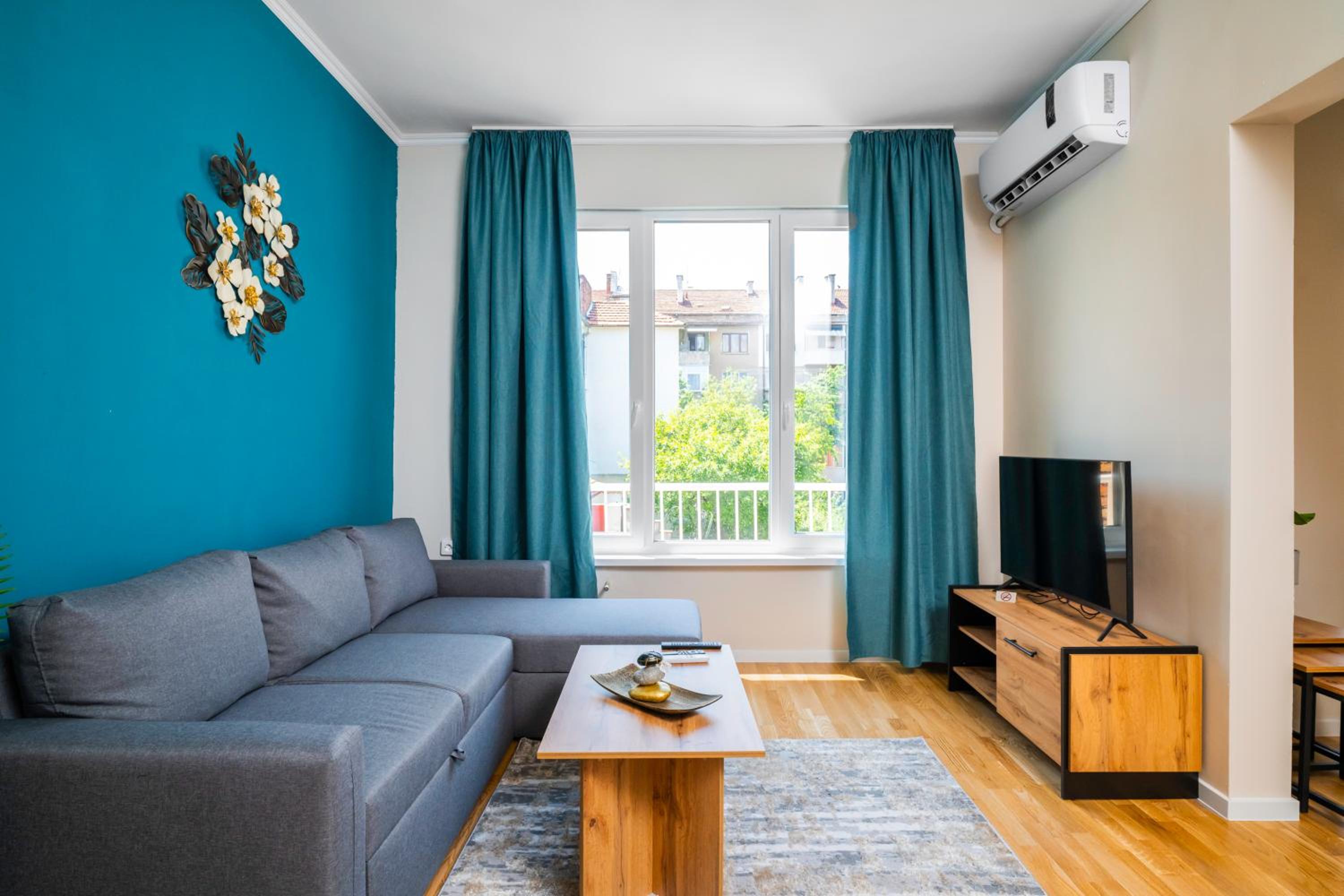 Spacious 2BD Near NDK with WorkSpace by Flat Mаnager