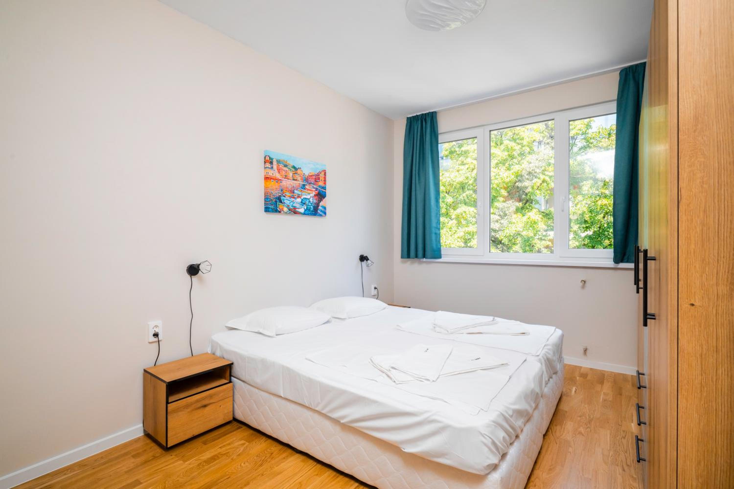 Spacious 2BD Near NDK with WorkSpace by Flat Mаnager