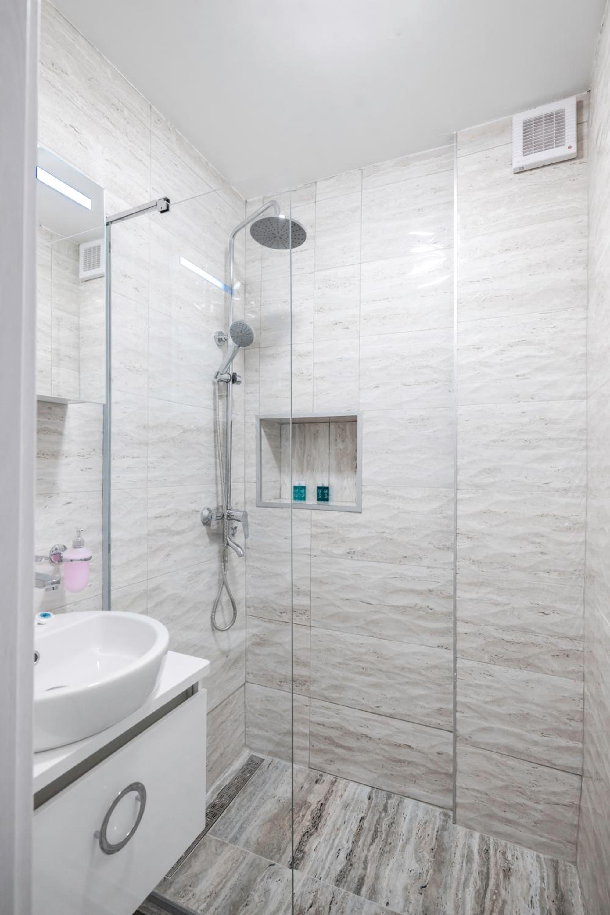 Spacious 2BD Near NDK with WorkSpace by Flat Mаnager