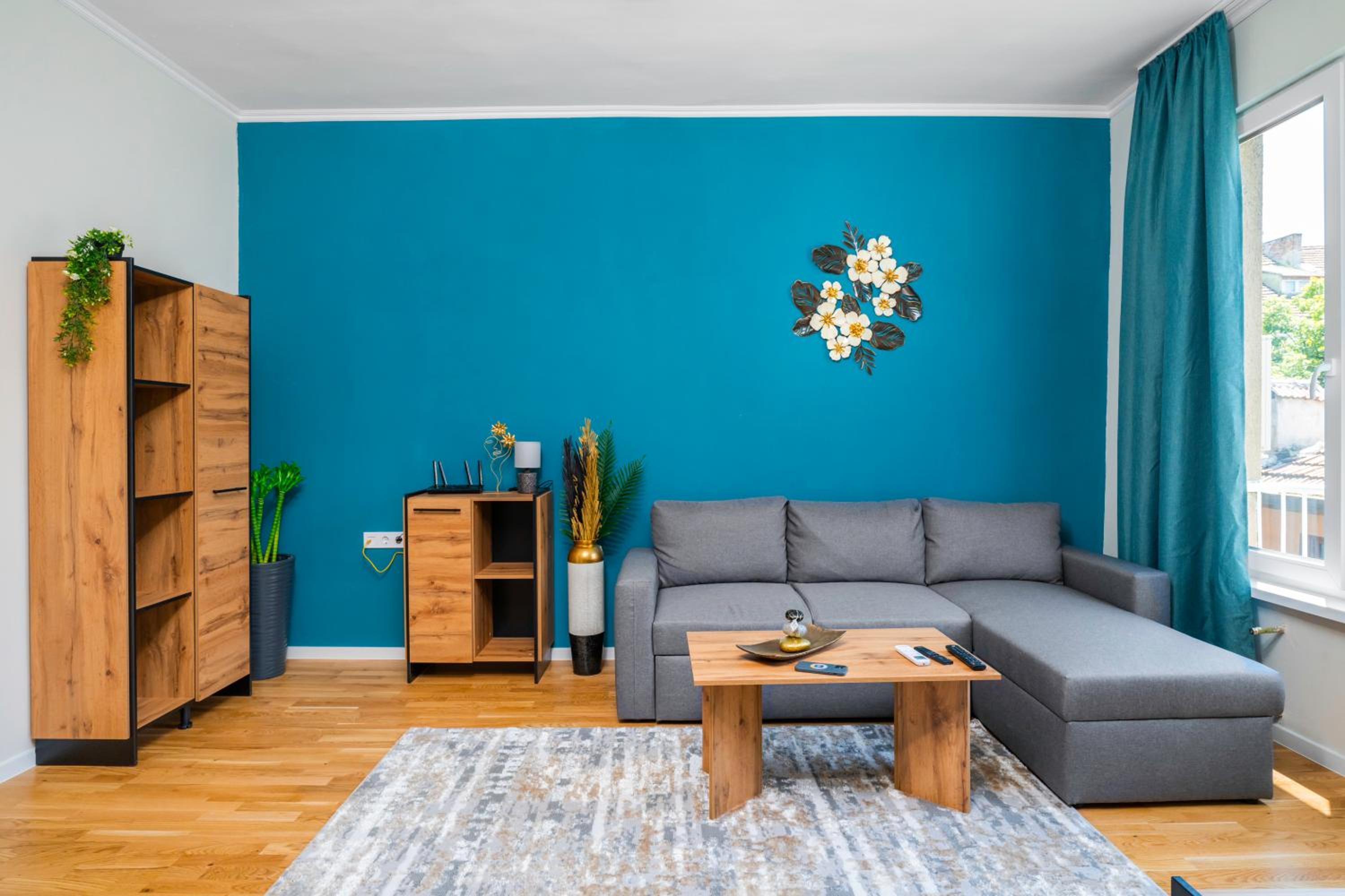 Spacious 2BD Near NDK with WorkSpace by Flat Mаnager