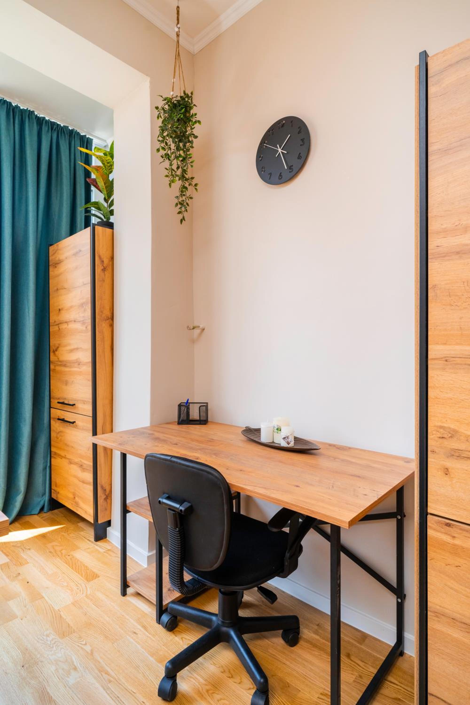 Spacious 2BD Near NDK with WorkSpace by Flat Mаnager