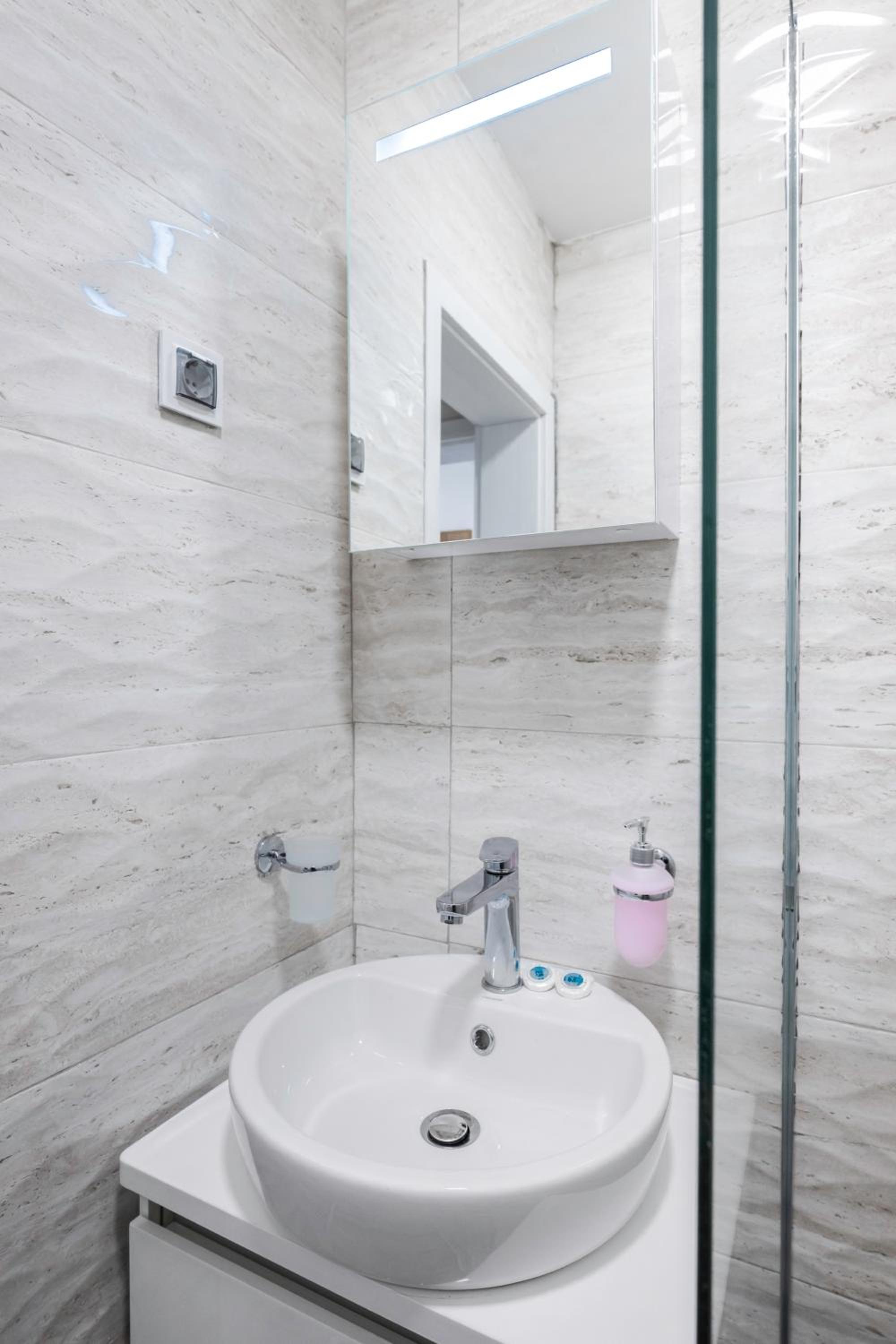 Spacious 2BD Near NDK with WorkSpace by Flat Mаnager