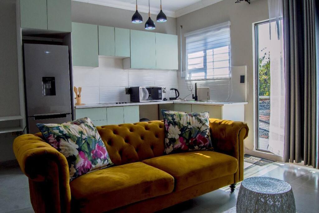 Luxury apt walk 2MelroseArch 18