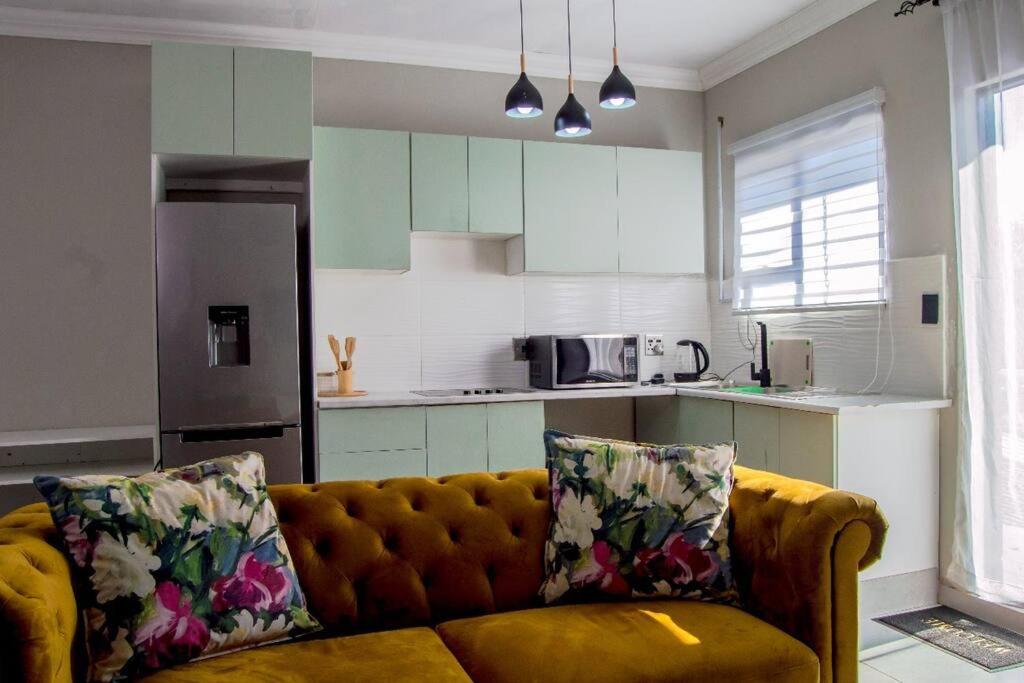 Luxury apt walk 2MelroseArch 18