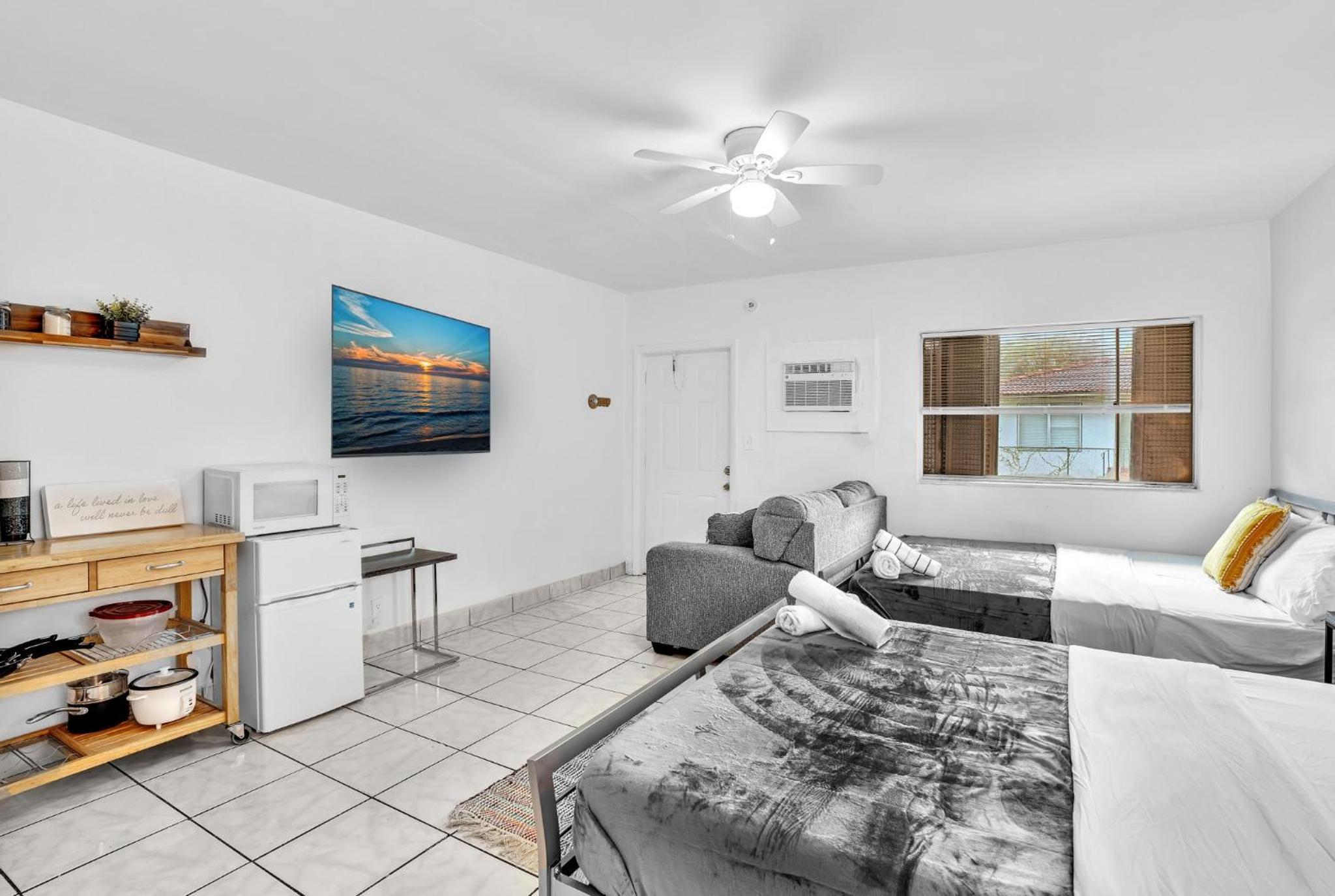 Studio Retreat With 2 Queen Beds Hollywood Blvd view 5