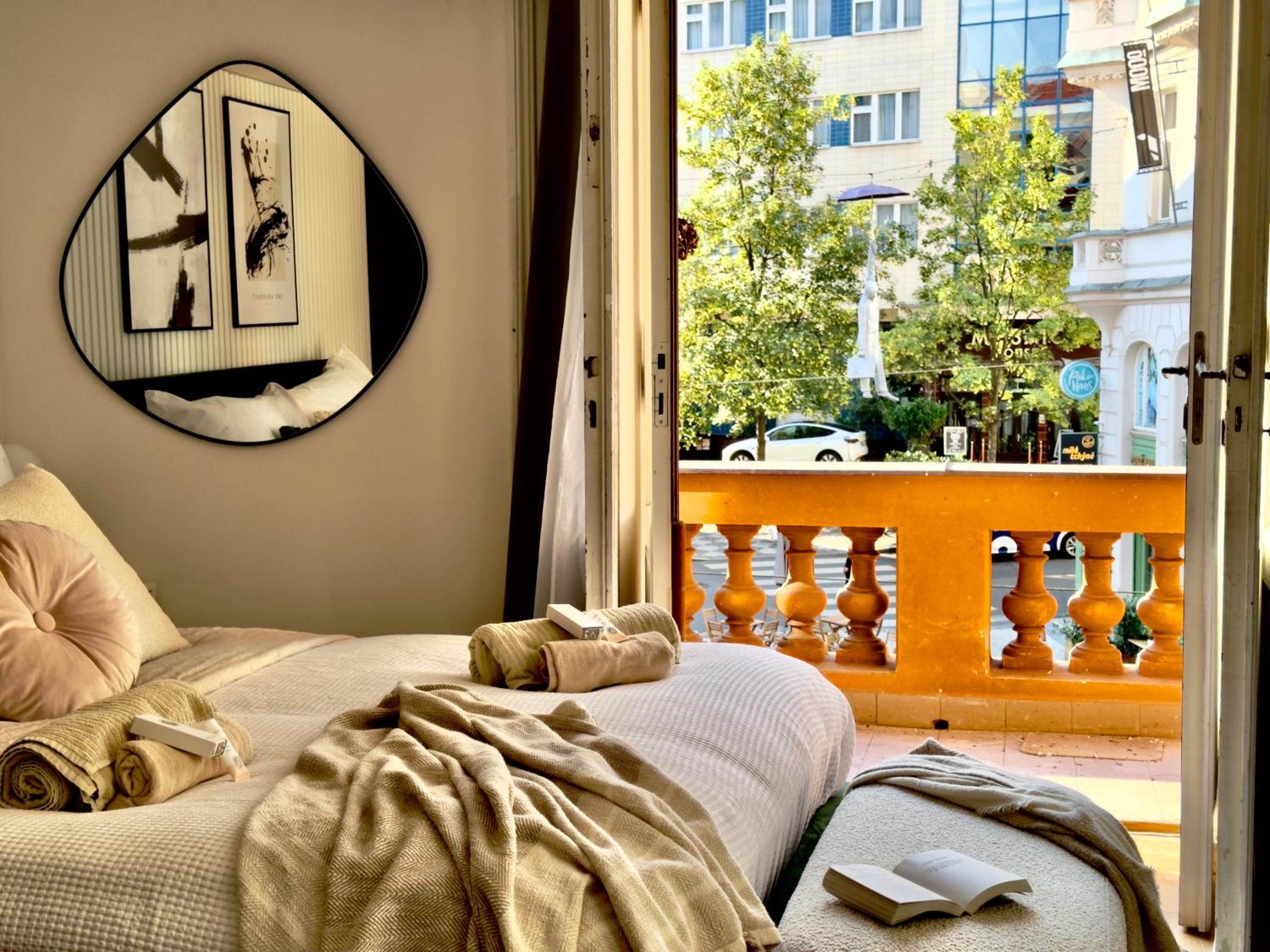 Rentero Modern High Ceiling Loft with Terrace Apartment, Prague