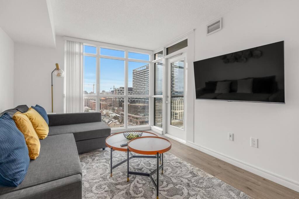 Beautiful 2 Bedroom Downtown Toronto Condo with free parking