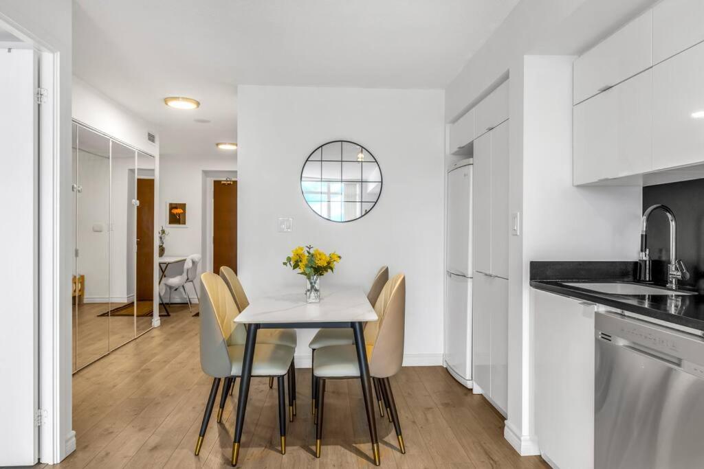 Beautiful 2 Bedroom Downtown Toronto Condo with free parking