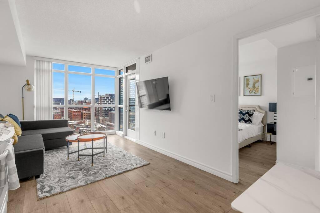 Beautiful 2 Bedroom Downtown Toronto Condo with free parking