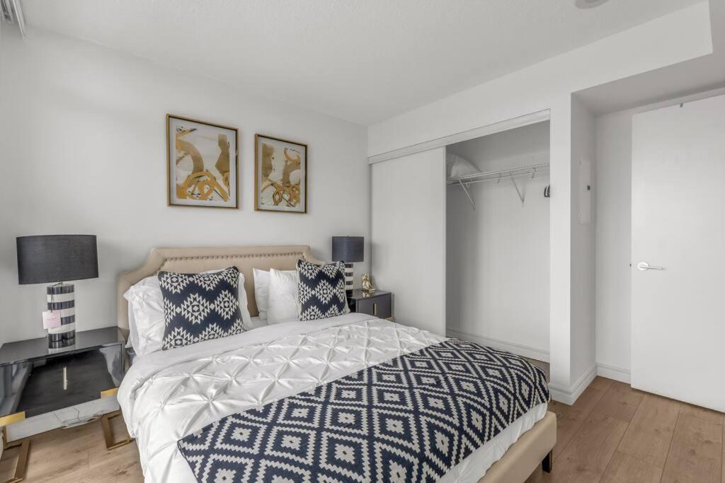 Beautiful 2 Bedroom Downtown Toronto Condo with free parking