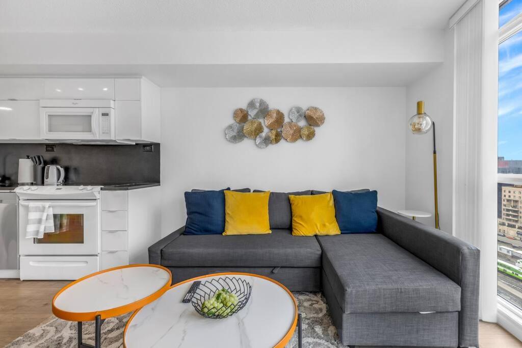 Beautiful 2 Bedroom Downtown Toronto Condo with free parking