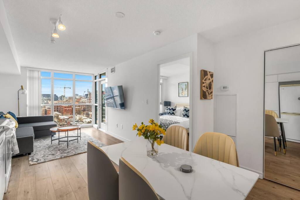 Beautiful 2 Bedroom Downtown Toronto Condo with free parking