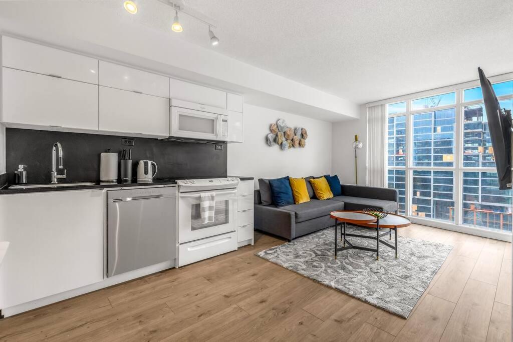 Beautiful 2 Bedroom Downtown Toronto Condo with free parking