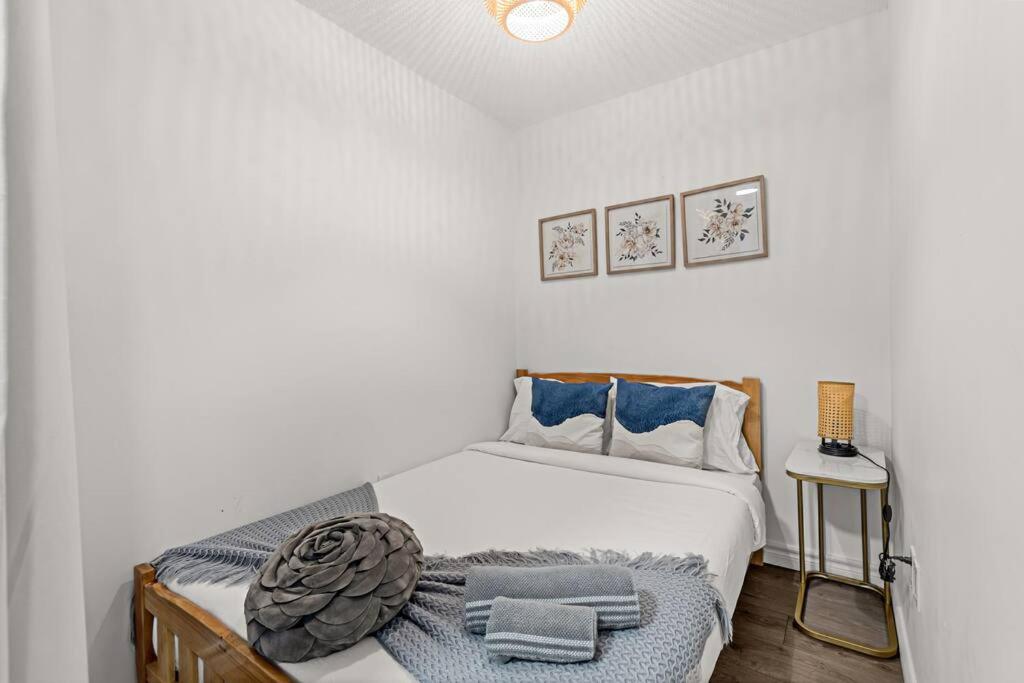 Beautiful 2 Bedroom Downtown Toronto Condo with free parking