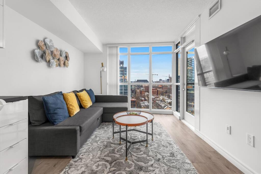 Beautiful 2 Bedroom Downtown Toronto Condo with free parking
