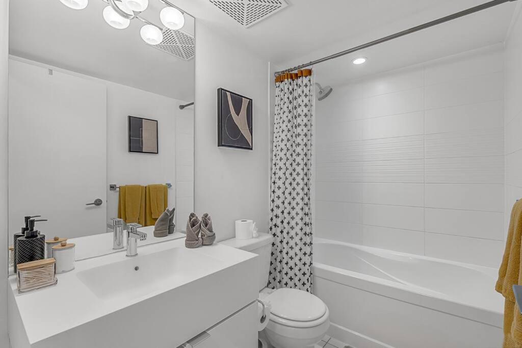 Beautiful 2 Bedroom Downtown Toronto Condo with free parking
