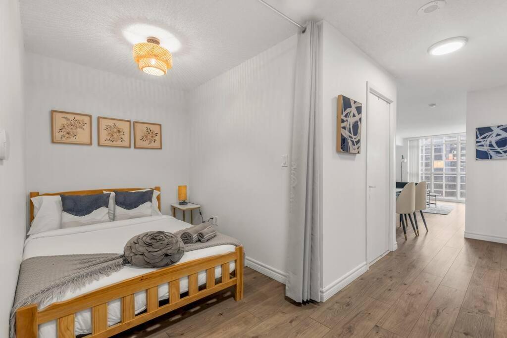 Beautiful 2 Bedroom Downtown Toronto Condo with free parking