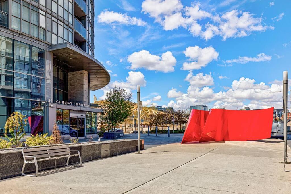 Beautiful 2 Bedroom Downtown Toronto Condo with free parking