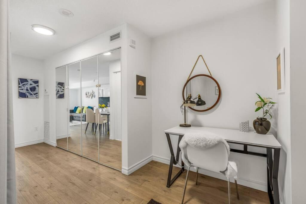 Beautiful 2 Bedroom Downtown Toronto Condo with free parking