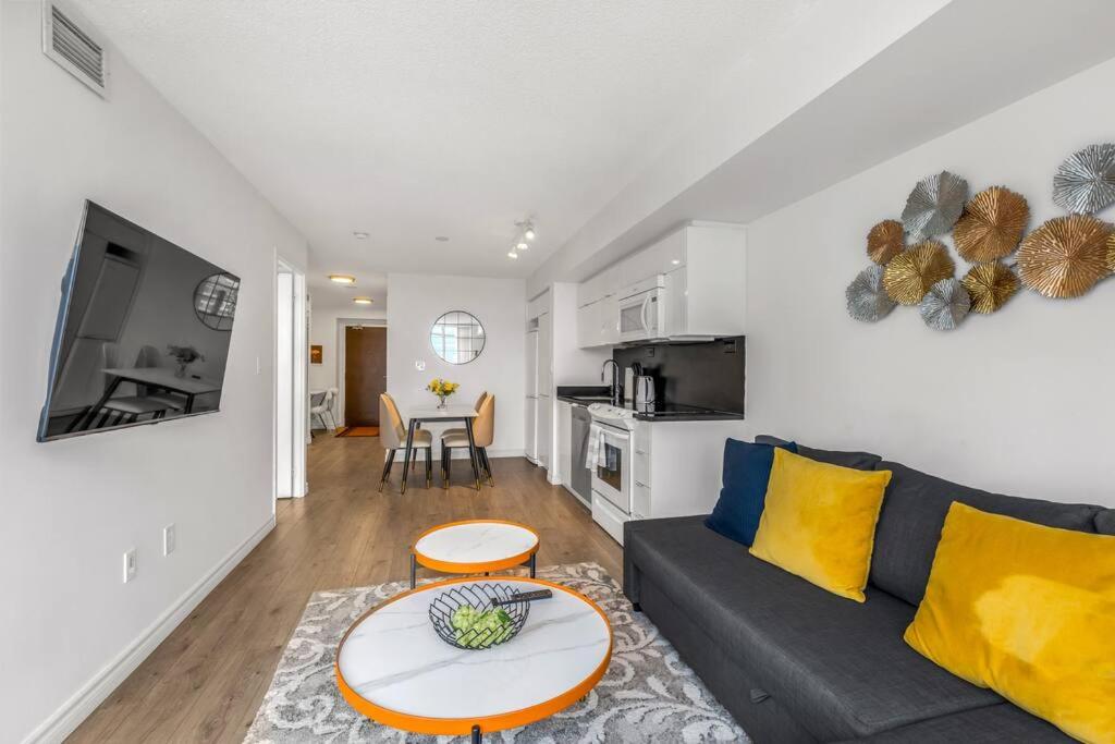Beautiful 2 Bedroom Downtown Toronto Condo with free parking