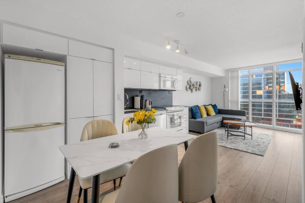 Beautiful 2 Bedroom Downtown Toronto Condo with free parking