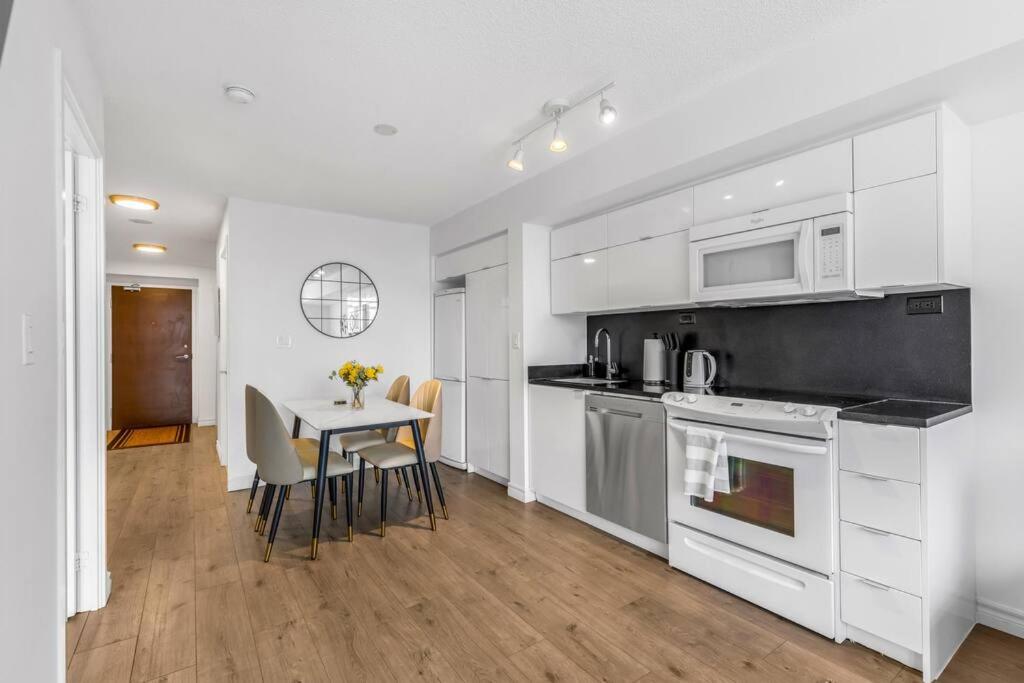 Beautiful 2 Bedroom Downtown Toronto Condo with free parking