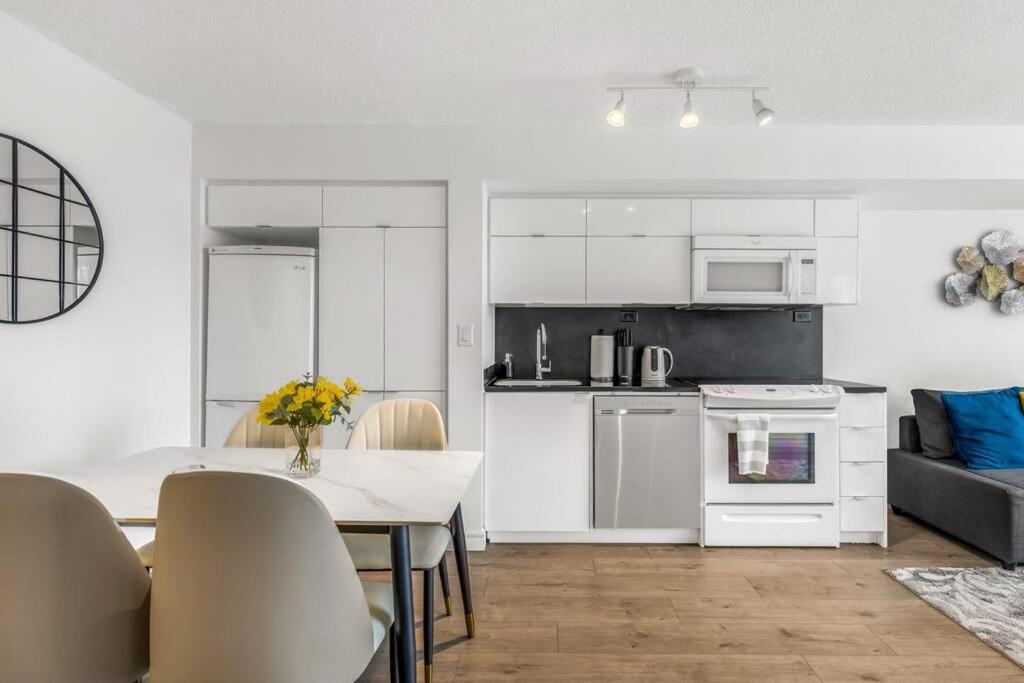 Beautiful 2 Bedroom Downtown Toronto Condo with free parking