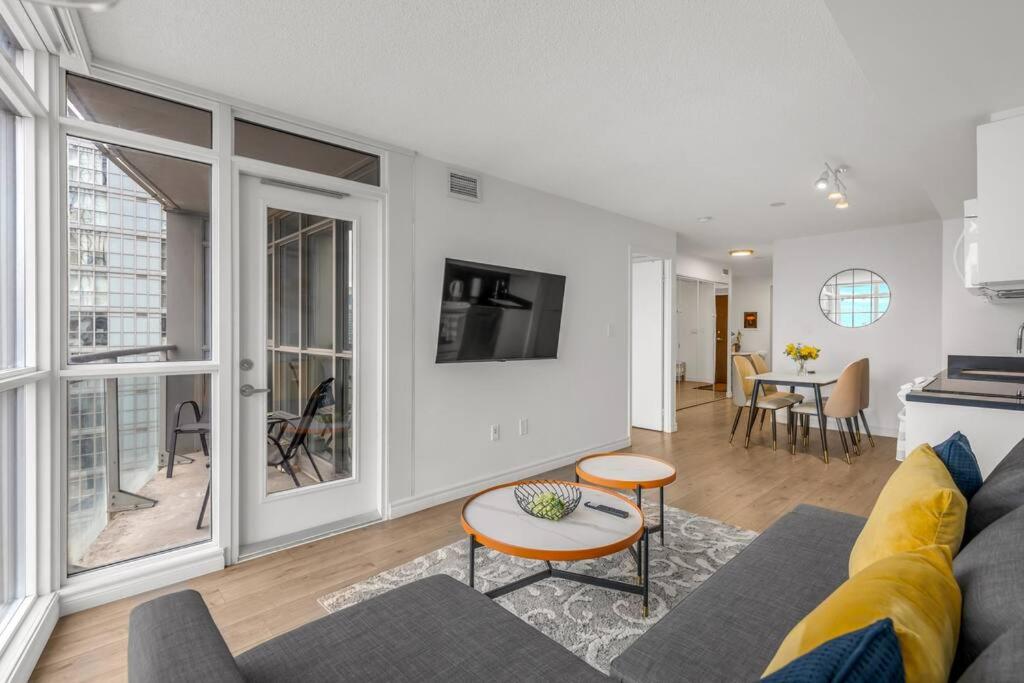 Beautiful 2 Bedroom Downtown Toronto Condo with free parking