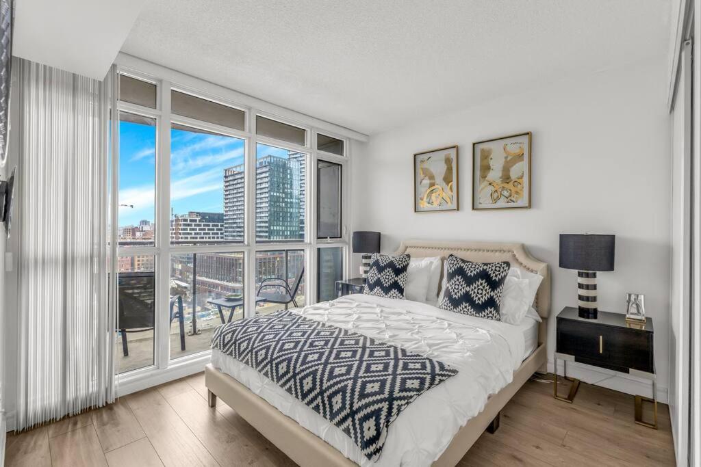 Beautiful 2 Bedroom Downtown Toronto Condo with free parking