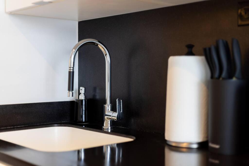 Beautiful 2 Bedroom Downtown Toronto Condo with free parking