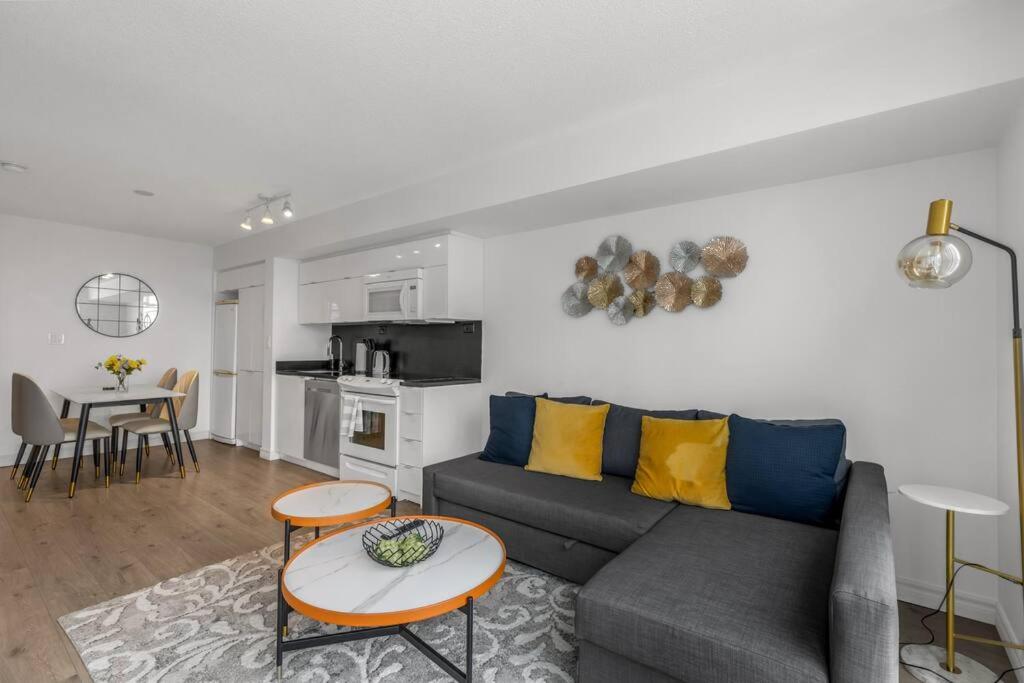 Beautiful 2 Bedroom Downtown Toronto Condo with free parking