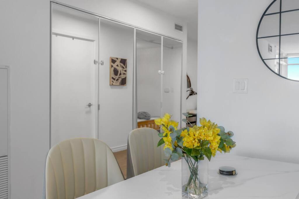 Beautiful 2 Bedroom Downtown Toronto Condo with free parking