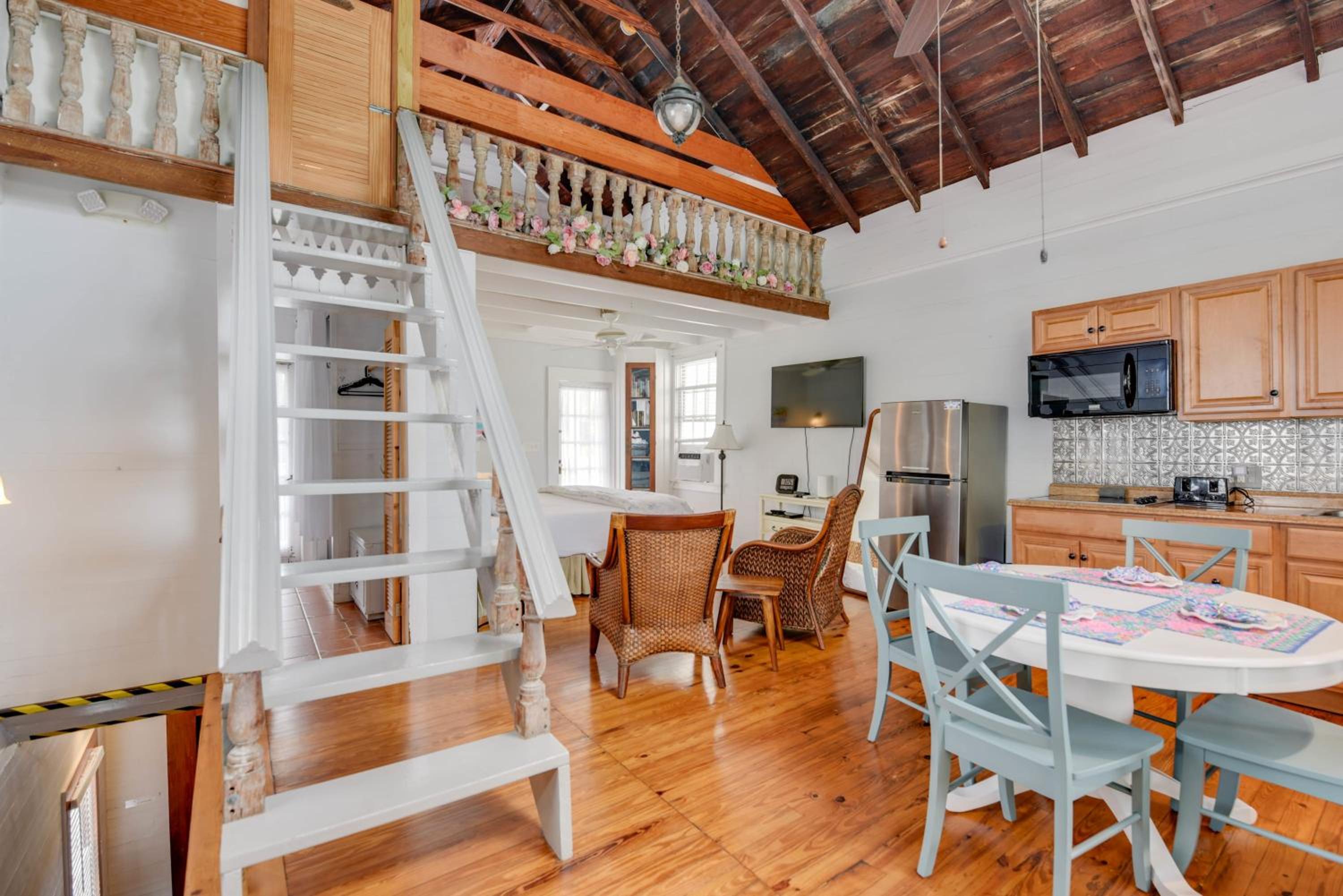 New Coastal Rose - Bright Loft with High Ceilings view 3