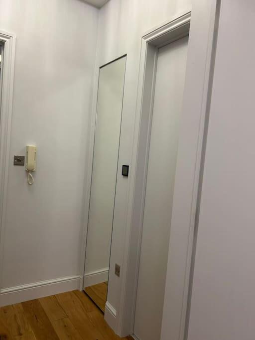 Stylish One Bed Flat in Paddington Pool and gym next door Free secure underground parking nearby