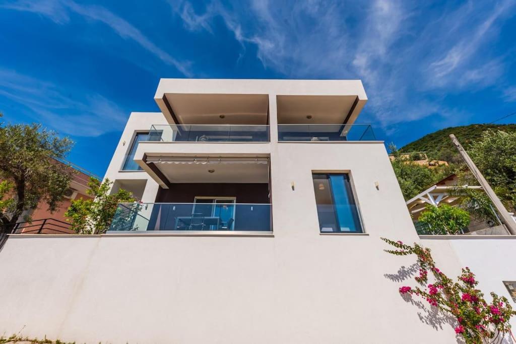 Exclusive Seafront Apartments Apartment 3 by PikHost