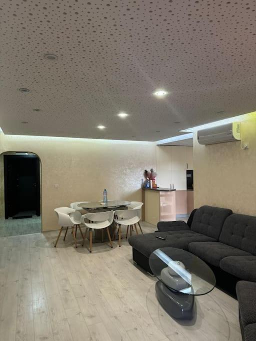 Sunny & Stylish Apartment