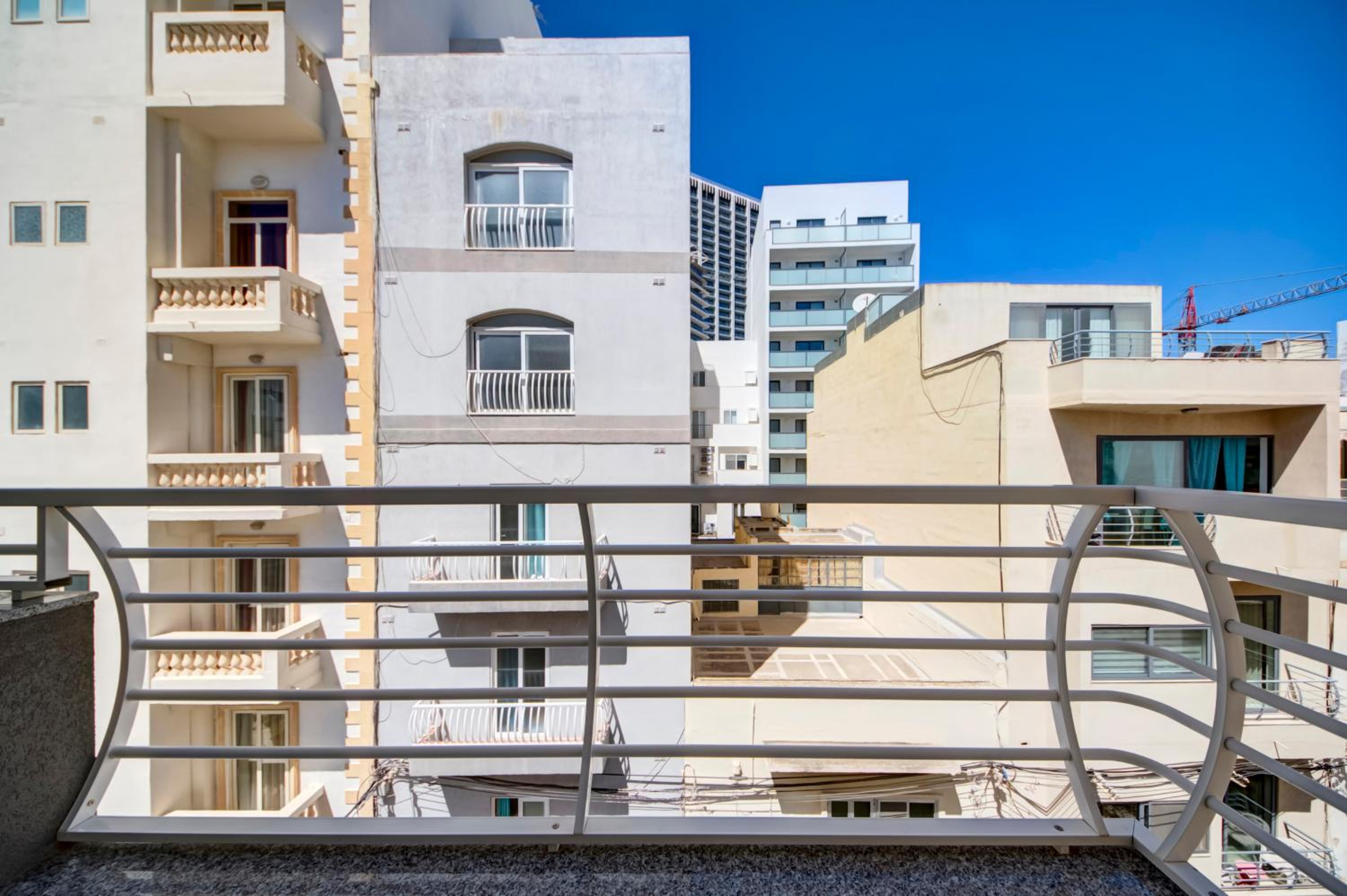 2 Bedroom Apartment with Balcony in St Julians, Paceville, Apt 5 By Vaganza photo 4