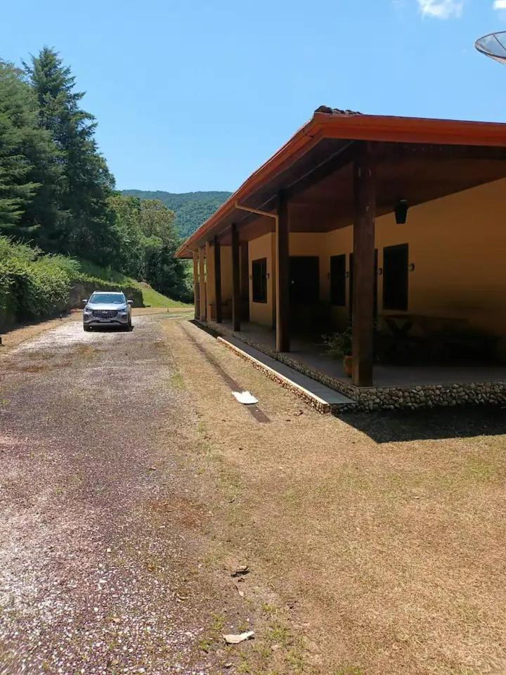 Fazenda super agradável com Natureza - A Casa Que Canta e Encanta