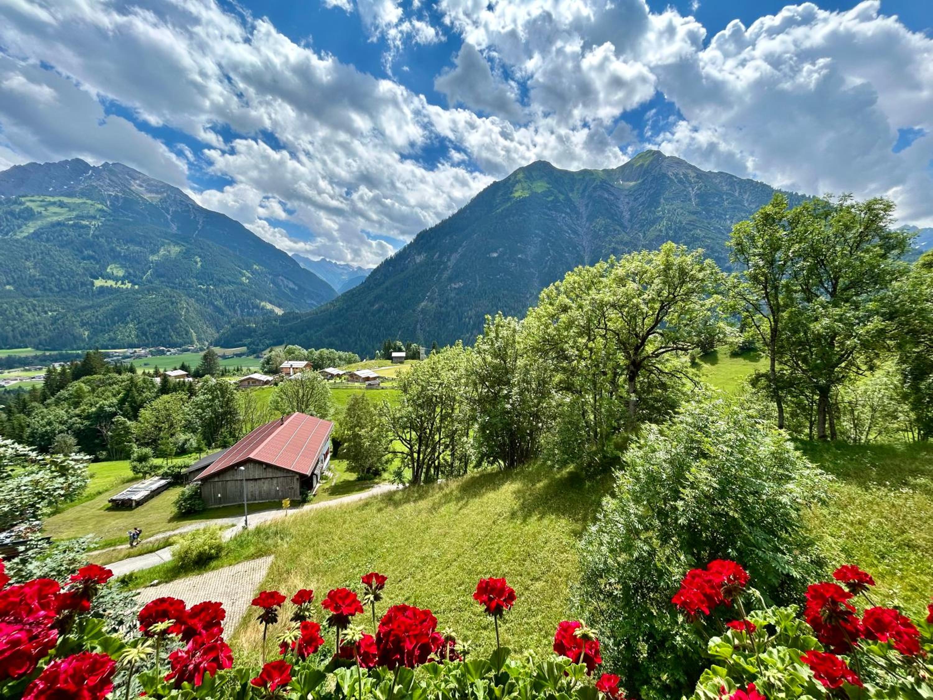 WOLF RETREAT Apartments im Lechtal davor Appartementhaus Michaela