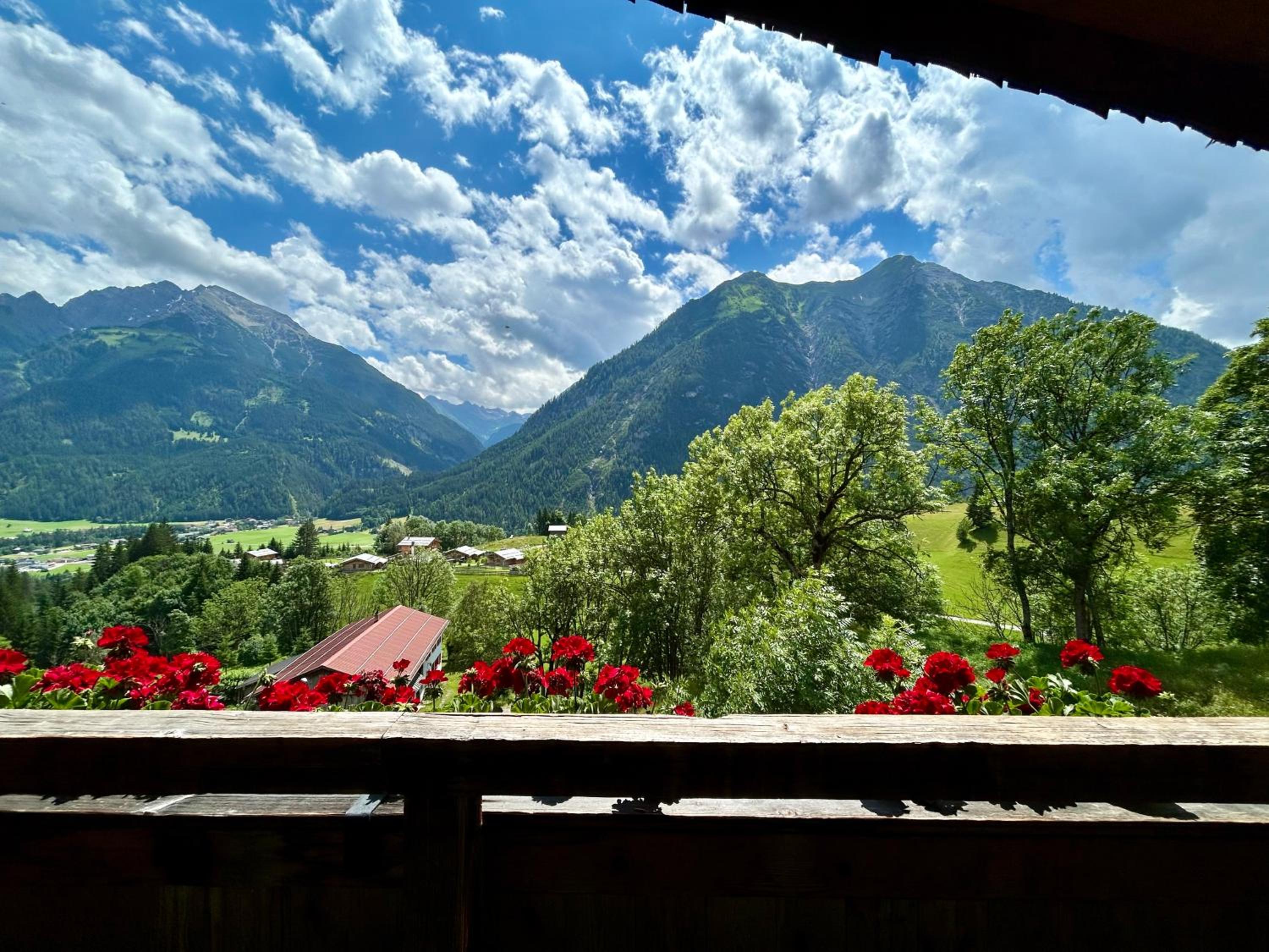 WOLF RETREAT Apartments im Lechtal davor Appartementhaus Michaela