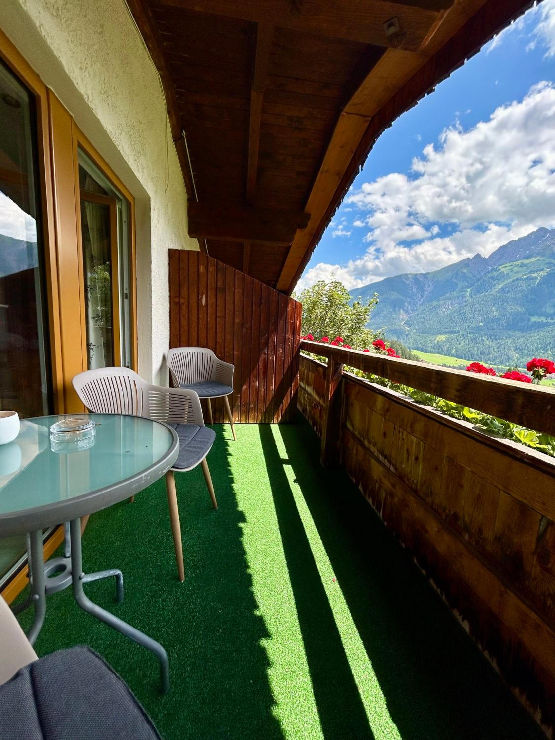 WOLF RETREAT Apartments im Lechtal davor Appartementhaus Michaela