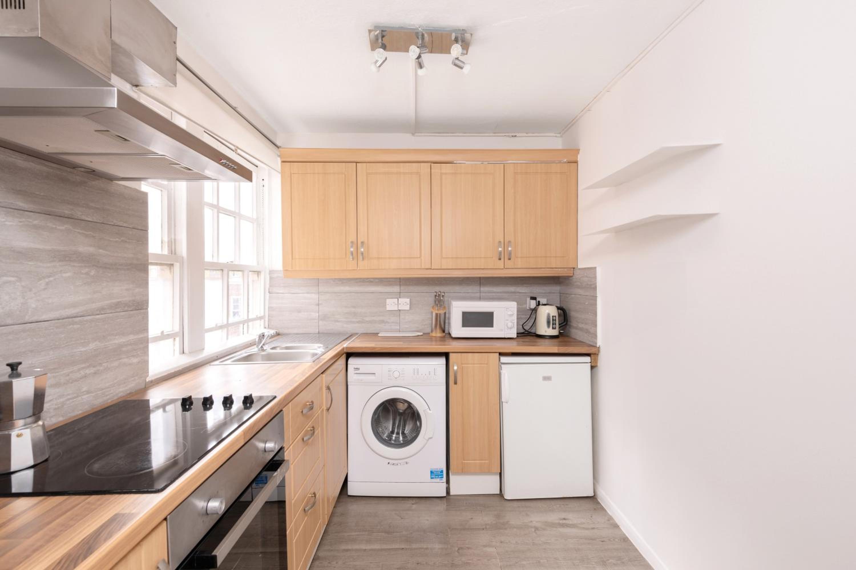 2-Bed Marylebone Apartment with Concierge & Private Elevator - Next to Oxford Street, Selfridges & Hyde Park