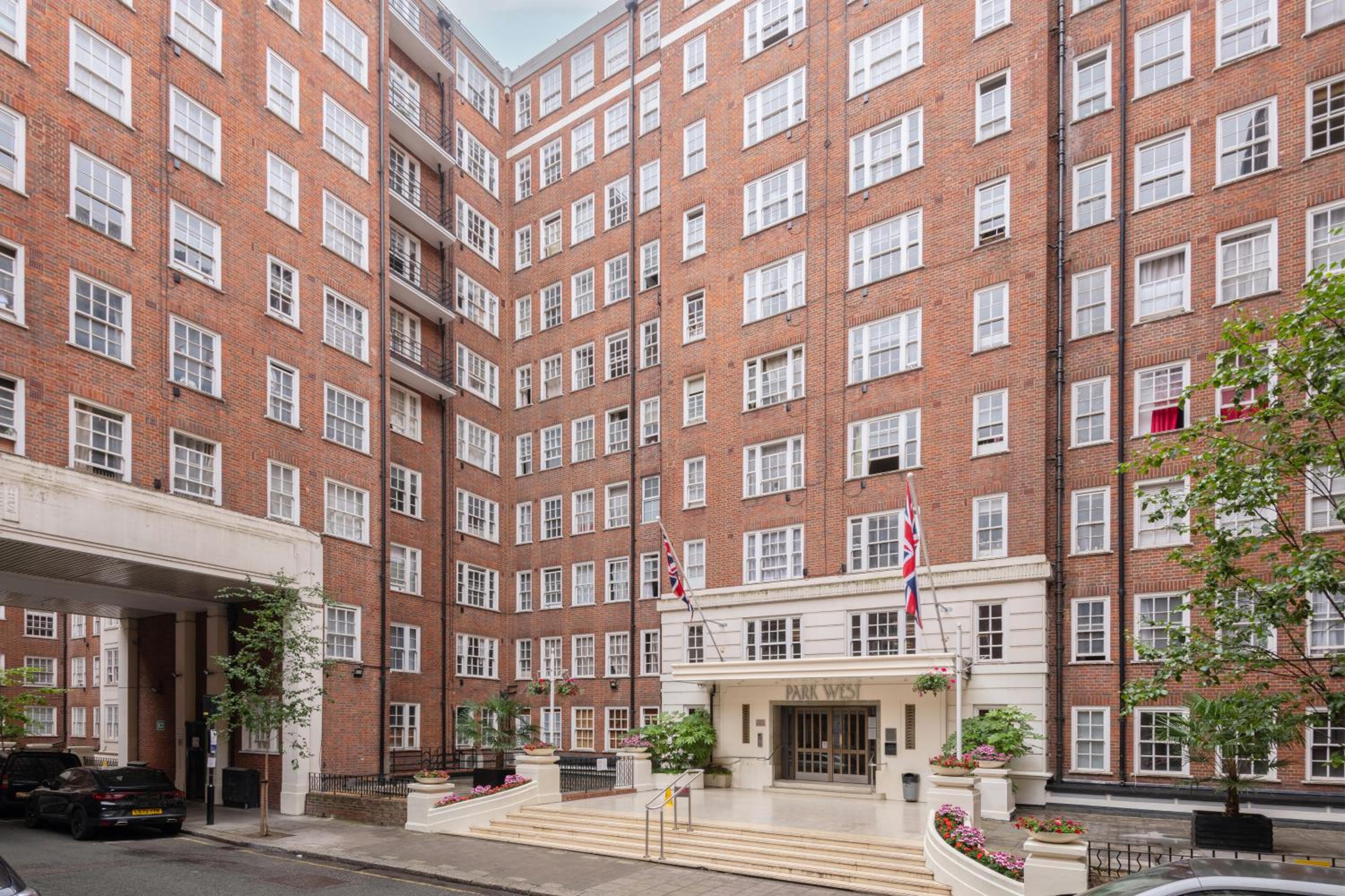 2-Bed Marylebone Apartment with Concierge & Private Elevator - Next to Oxford Street, Selfridges & Hyde Park