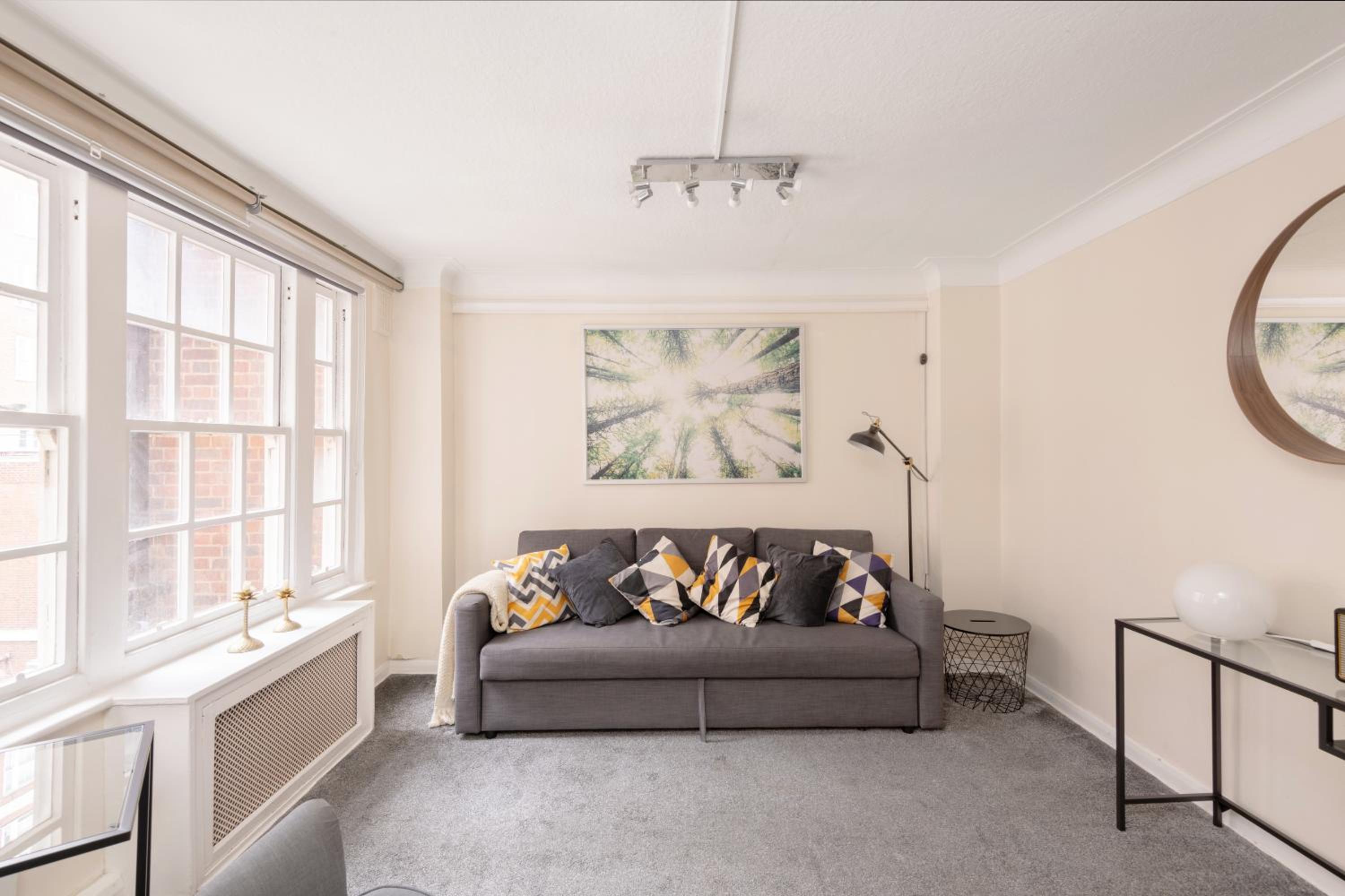 2-Bed Marylebone Apartment with Concierge & Private Elevator - Next to Oxford Street, Selfridges & Hyde Park