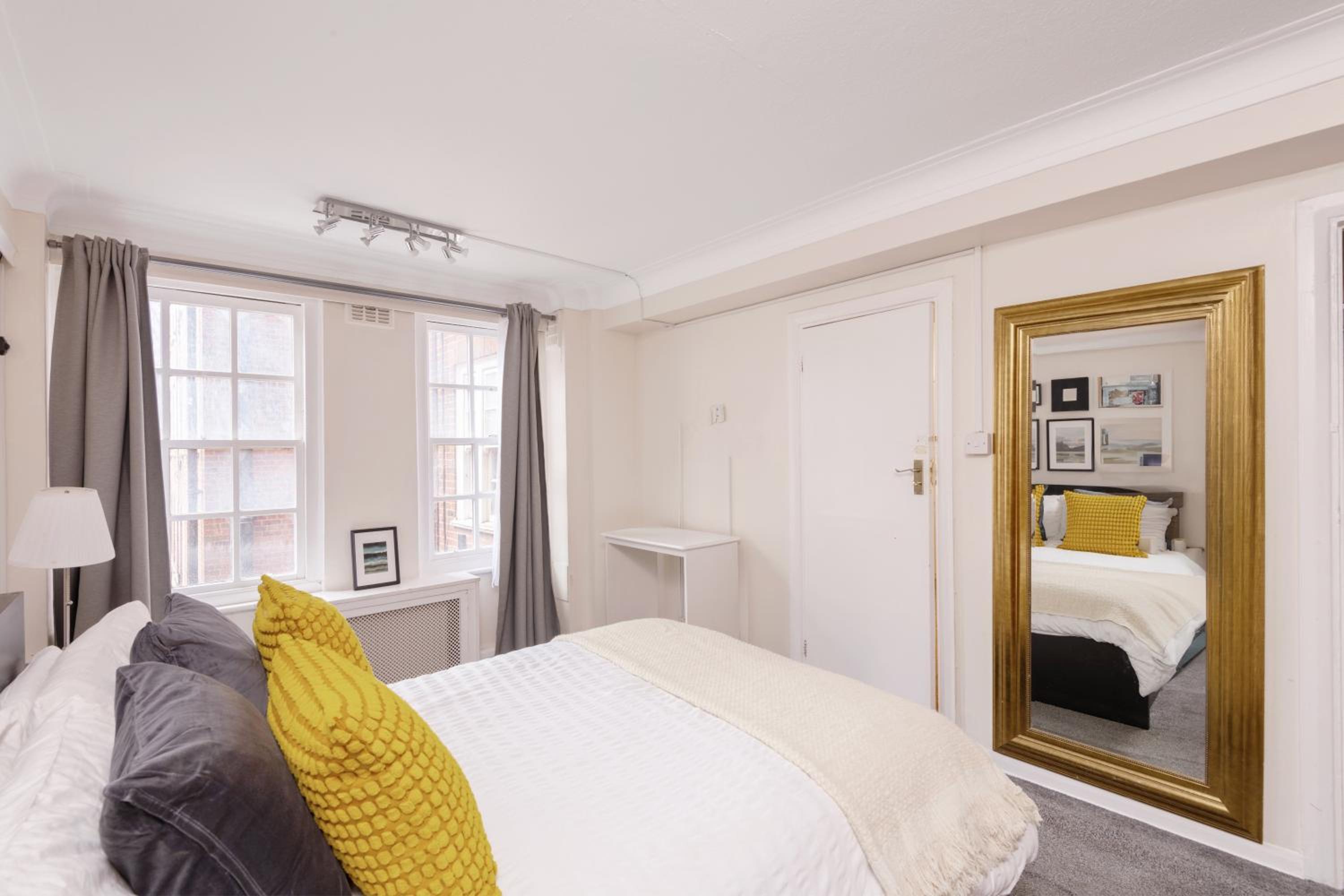 2-Bed Marylebone Apartment with Concierge & Private Elevator - Next to Oxford Street, Selfridges & Hyde Park