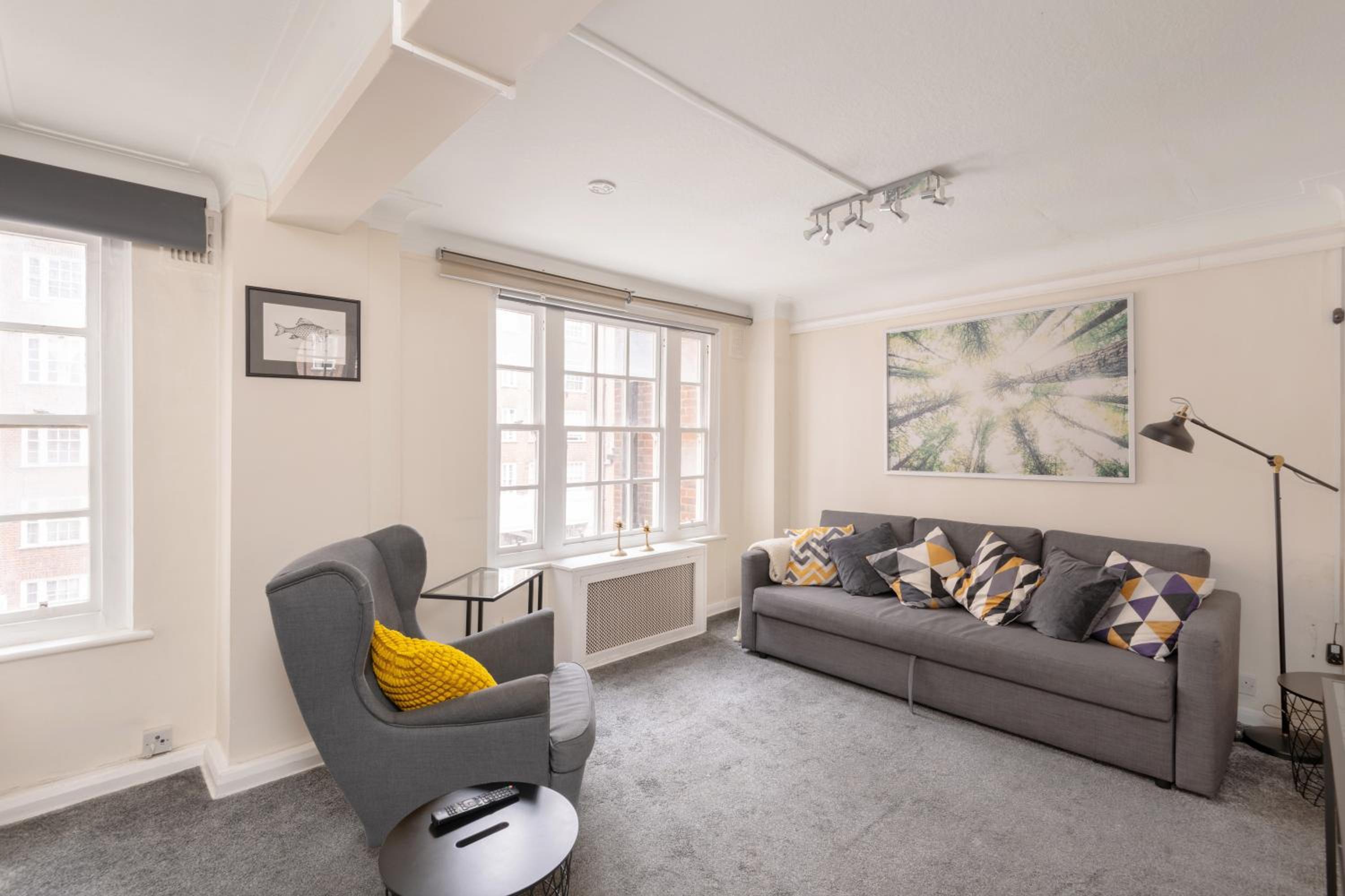 2-Bed Marylebone Apartment with Concierge & Private Elevator - Next to Oxford Street, Selfridges & Hyde Park