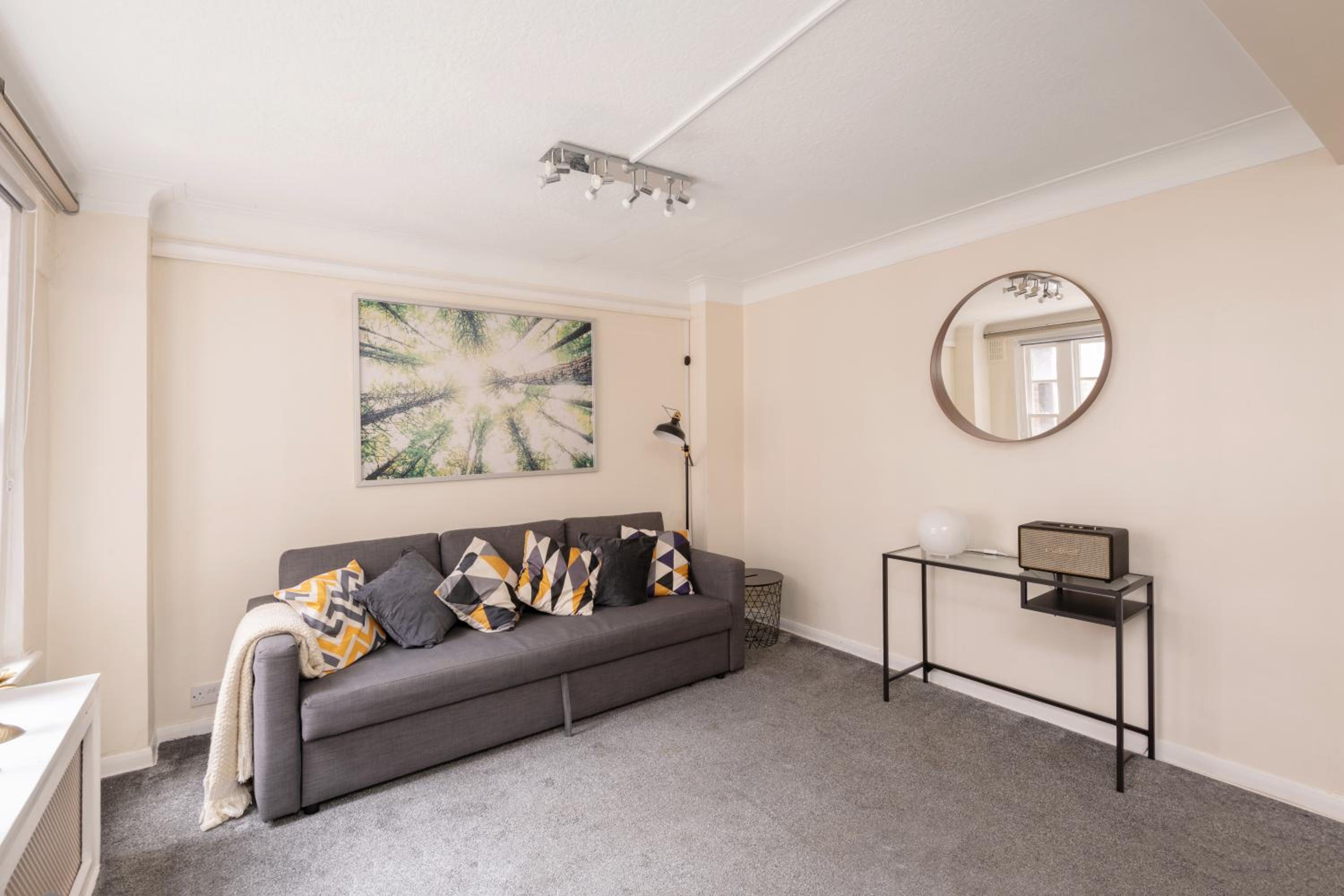 2-Bed Marylebone Apartment with Concierge & Private Elevator - Next to Oxford Street, Selfridges & Hyde Park