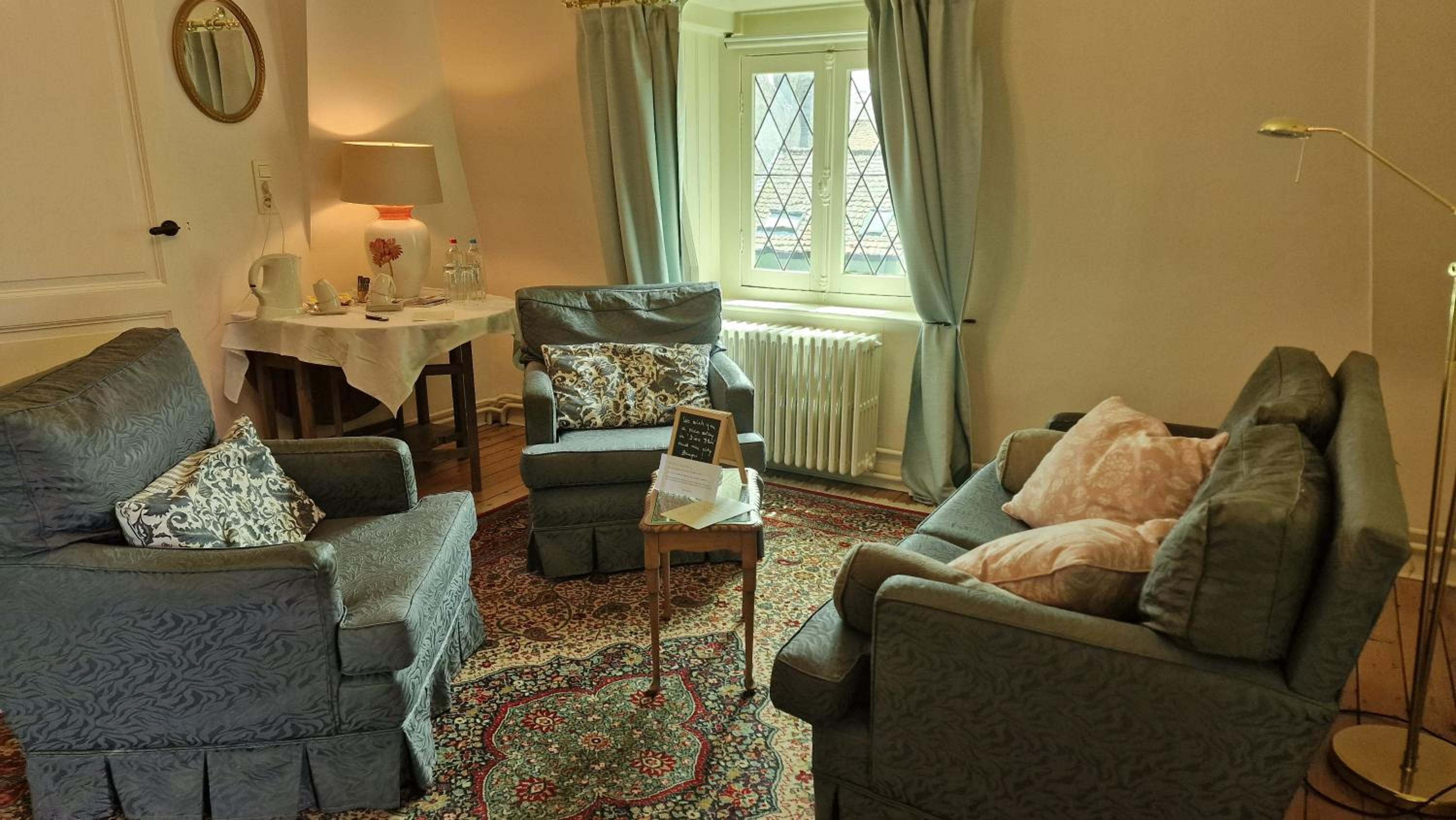 Charming 19th century small castle FINE FLEUR surrounded by quiet garden