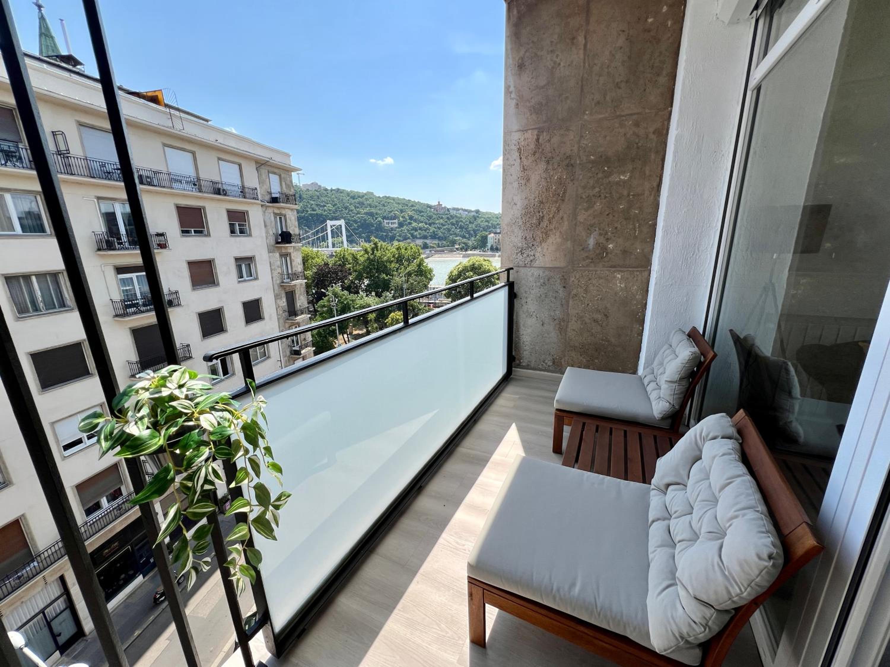 Golden Studio at Erzsebet bridge view 2