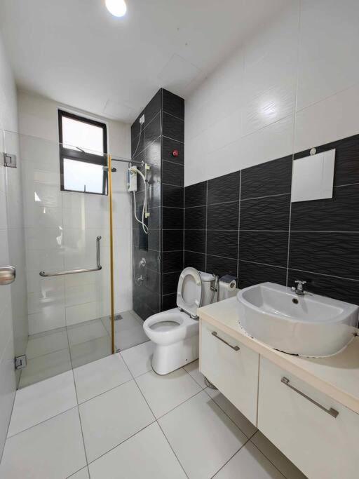 A2705 Platino ParadigmMall Netflix PoolView BySTAY